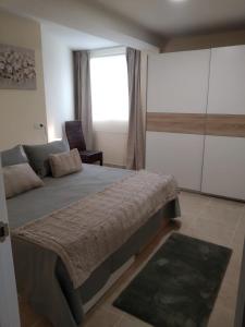 El PuenteCasa Eduardo 1的一间卧室设有一张大床和一个窗户。