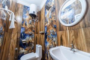 蓬蒂切里Yellow Residency的浴室设有木墙、水槽和镜子