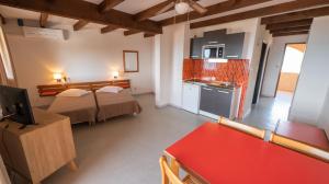萨戈内加州汽车旅馆的一间小房间,配有两张床和厨房