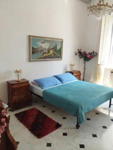 热那亚Casa Nonna Anna的卧室配有一张床,墙上挂有绘画作品