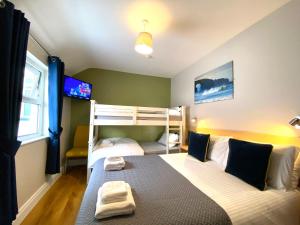 波特拉什比尤拉旅馆的一间卧室配有一张双层床和一张双层床。