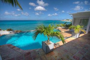 辛普森湾Ocean front villa, pool, private ocean snorkeling的海景游泳池