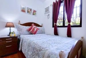 LiloanSpacious 2-Bedroom Apartment》WIFI》NETFLIX的一间卧室配有床和红色窗帘的窗户