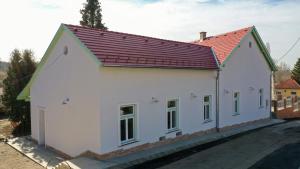 LengyeltótiKira Panzió的白色房子,有红色屋顶