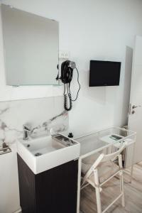巴塞罗那鲁塔弗朗西亚旅馆的浴室配有水槽和墙上的摄像头