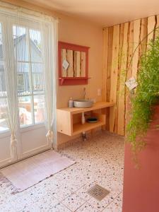 沃索Villa Meidi的一间带水槽和窗户的浴室