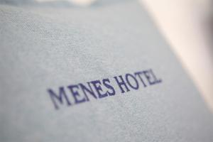 耶尼翁Menes Hotel的白色衬衫,上面写着字条