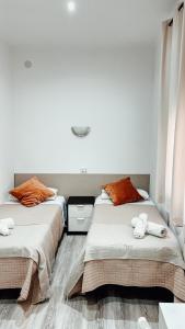巴塞罗那鲁塔弗朗西亚旅馆的卧室内两张并排的床