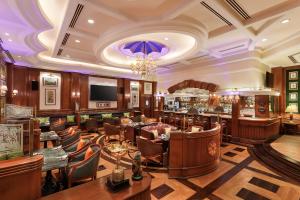 新德里ITC Maurya, a Luxury Collection Hotel, New Delhi的酒店大堂设有酒吧和餐厅