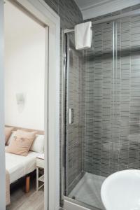 巴塞罗那鲁塔弗朗西亚旅馆的带淋浴的浴室和玻璃门