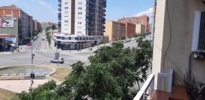 萨瓦德尔Precioso!! apartamento en el centro de Sabadell的城市街道景观,建筑