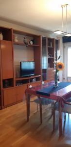 萨瓦德尔Precioso!! apartamento en el centro de Sabadell的客厅配有桌子和电视