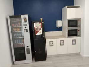 里瓦-罗哈德图里亚Hotel Hospedarte, SL的厨房配有自动售货机和冰箱。