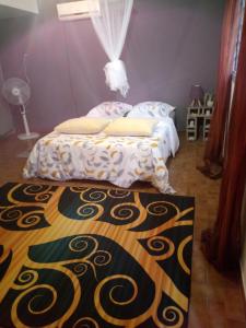 利伯维尔La Chambre de Cosy的卧室配有一张床,地板上铺有地毯