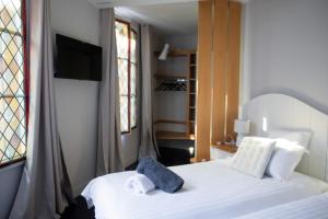 沙特尔LeParticulier - L'Amiral的卧室配有白色床和毛巾