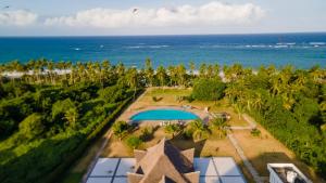 乌昆达Beachside Bliss Studio的享有度假胜地的空中景致,设有游泳池和海洋