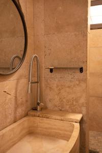 叙兹拉鲁斯SUZE LUXE NATURE的带浴缸、水槽和镜子的浴室