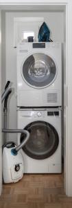 巴登-巴登Comfort Apart Baden-Baden的吸尘器客房内的洗衣机