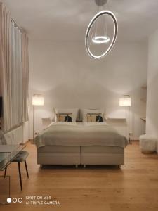 巴登-巴登Comfort Apart Baden-Baden的一间卧室配有一张大床和两盏灯。