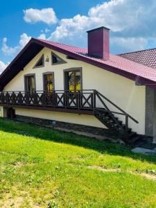 布克维Smerichka的带阳台和红色屋顶的房子