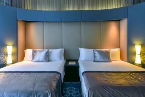 多哈W Doha的两张睡床彼此相邻,位于一个房间里