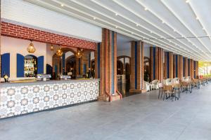 阿克亚拉尔Kairaba Bodrum Imperial的餐厅设有酒吧,配有桌椅