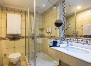 马尔马里斯Marmaris Bay Resort - Adults Only的浴室配有卫生间、盥洗盆和淋浴。
