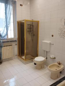 热那亚Casa Nonna Anna的带淋浴和卫生间的浴室