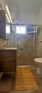 伊斯米亚The Byzantine Wall House的带淋浴、盥洗盆和卫生间的浴室