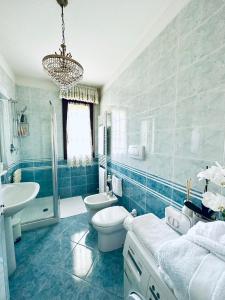 帕尔马Casa di Alice的蓝色的浴室设有卫生间和水槽