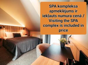 乌斯马Usma SPA Hotel & Camping的酒店客房配有一张床铺和一张桌子。