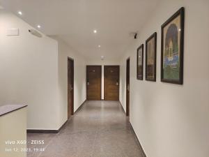 ChittoorRAJA MAHAL的墙壁上挂有白色墙壁和图片的走廊