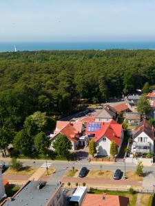 韦巴Dom Pod Jeleniem的享有红屋顶小镇的空中景色