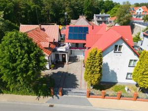 韦巴Dom Pod Jeleniem的享有红色屋顶房屋的顶部景色