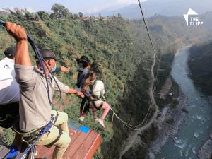KusmaThe Cliff Resort Pokhara Kushma的峡谷上拉链的人