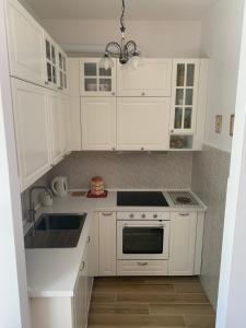 斯培西亚Valdonica - Relax in campagna的白色的厨房配有白色橱柜和水槽