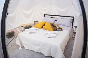 皮佐Piedigrotta b&b Luxury的一张黄色和白色枕头的床