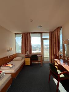 科佩尔Motel Barka的酒店客房设有两张床、一张书桌和窗户。