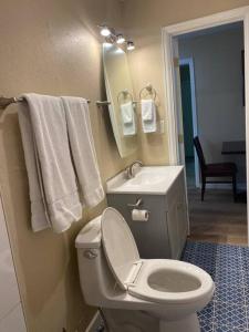 科罗拉多斯普林斯2-bedroom near hwy. 24 & I-25的浴室设有卫生间、水槽和毛巾