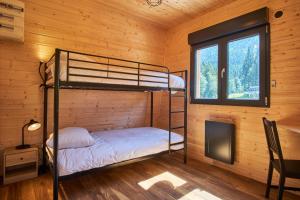 Saint-Pierre-dʼEntremontChalet le Lys Martagon的小木屋内一间卧室配有双层床