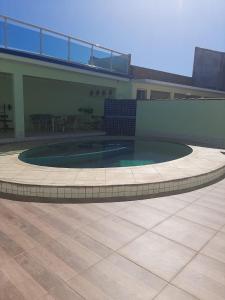 大伊瓜巴Linda casa pertinho da Lagoa的一座建筑物中央的游泳池