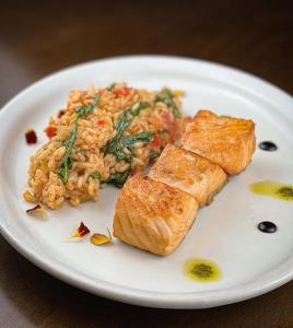 本图贡萨尔维斯Hotel Laghetto Bento的米饭和面包的白盘食物