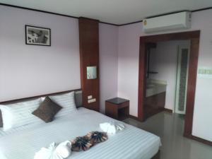 卡塔海滩La Piccola Kata的酒店客房,配有两张带毛巾的床
