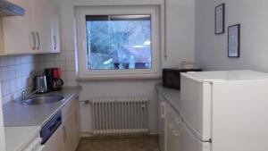 塞埃巴克Fuchsmichelhof 2的厨房配有白色冰箱和窗户。