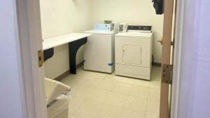 麦卡莱斯特Studio 6 McAlester OK South的一间带洗衣机和烘干机的浴室