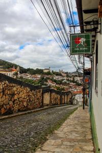 欧鲁普雷图- Casa Pitanga - Acomodação lindíssima pertinho da Igreja do Rosário的建筑物一侧有标志的街道