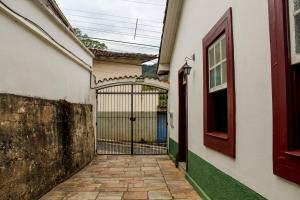 欧鲁普雷图- Casa Pitanga - Acomodação lindíssima pertinho da Igreja do Rosário的带有门的建筑物入口