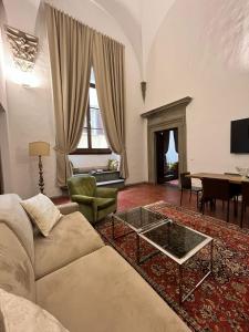 佛罗伦萨Palazzo Roselli Cecconi Apartments的客厅配有沙发和桌子