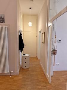 莱茵河畔路德维希港Mediterrane EG-Wohnung / BASF-Nähe / 650mbit WLAN的一间走廊,房间内设有白色梳妆台
