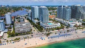 劳德代尔堡Luxury Well stocked SE Corner 2BR W Fort Lauderdale w Great Ocean Views的享有海滩和建筑的空中景致